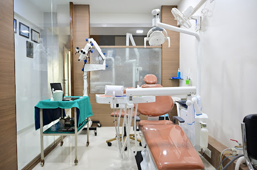 IRANIS DENTALZ - Best Smile Designing | Tooth Replacement | Braces | Root Canal | Teeth Fixing / Aligners Treatment in Vapi