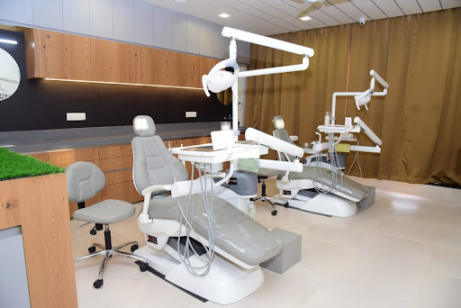 Ratna Dental Care & Implant Center