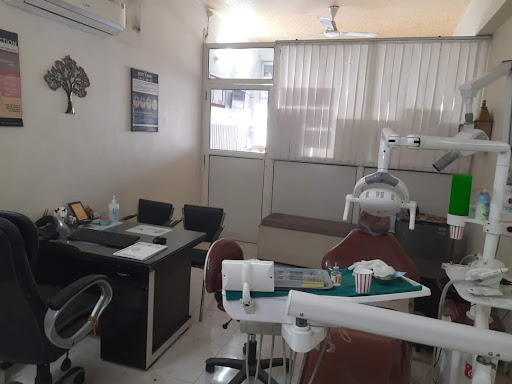 Dr Gaurav Agarwal (Dr Aggarwal's Dental Clinic & Implant Center )
