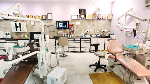 Dr. Agarwal Dental Clinic Lucknow- Periodontist | Orthodontist & RCT Doctor in Mahanagar