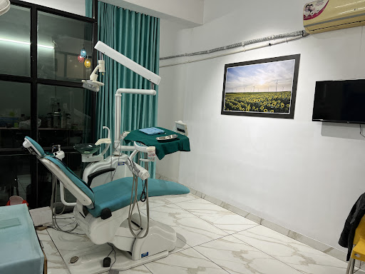 AURO DENTAL CLINIC ( DR. KEVAL CHHELAVDA)